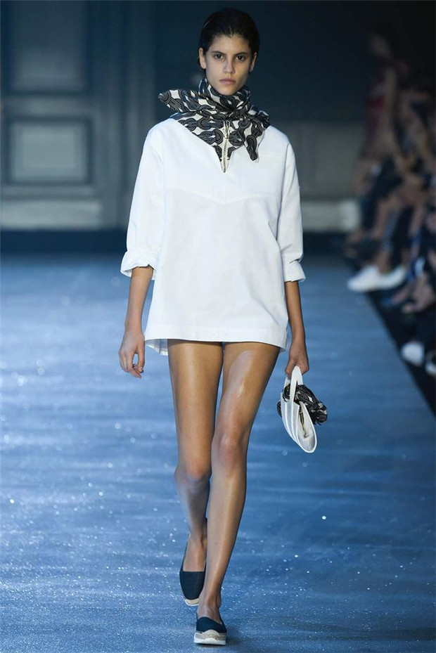 Moncler Gamme Rouge 2015春夏女裝流行發(fā)布