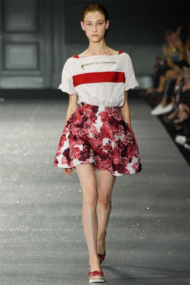 Moncler Gamme Rouge 2015春夏女裝流行發(fā)布