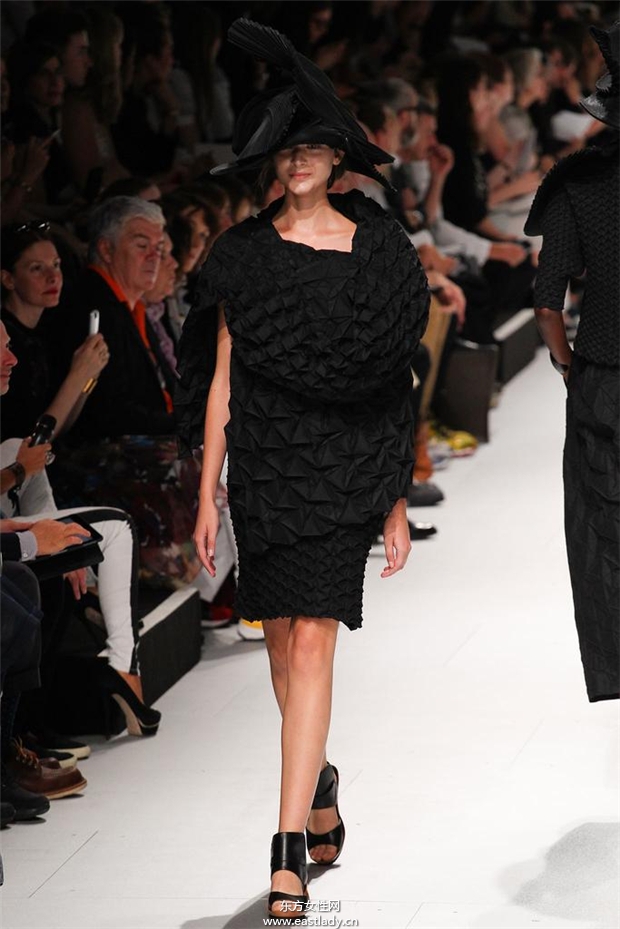 Issey Miyake 2015春夏女裝流行發(fā)布