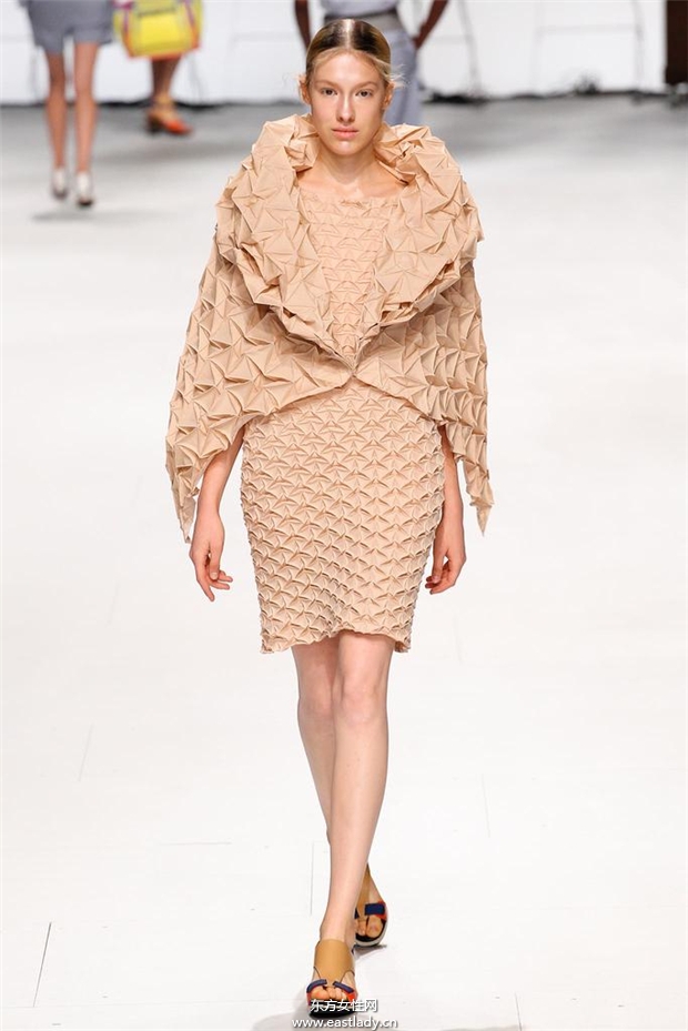 Issey Miyake 2015春夏女裝流行發(fā)布
