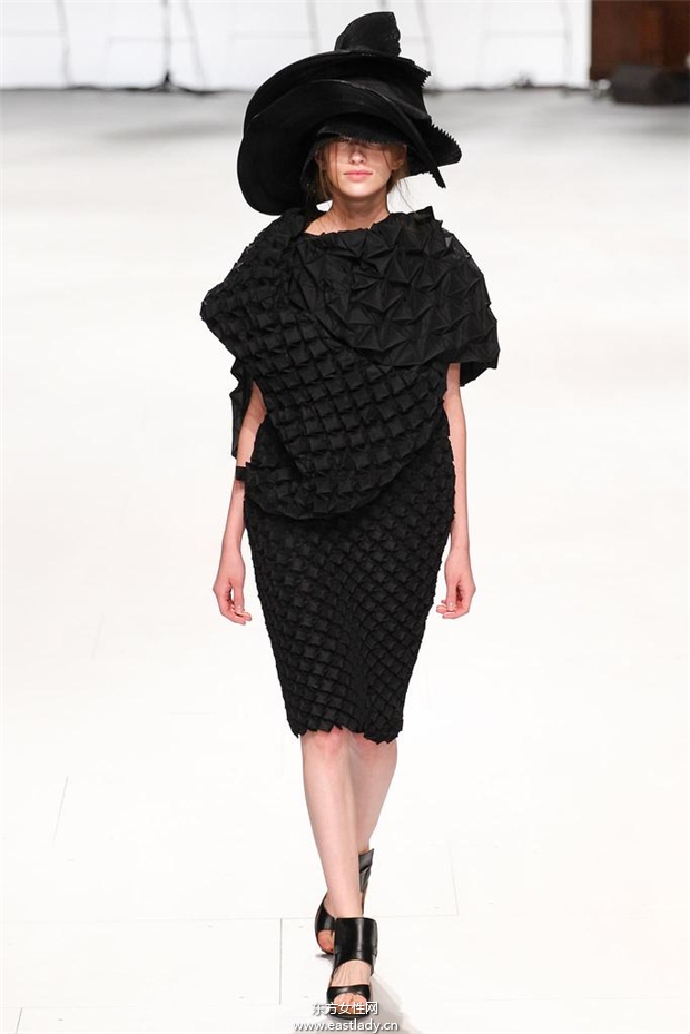 Issey Miyake 2015春夏女裝流行發(fā)布