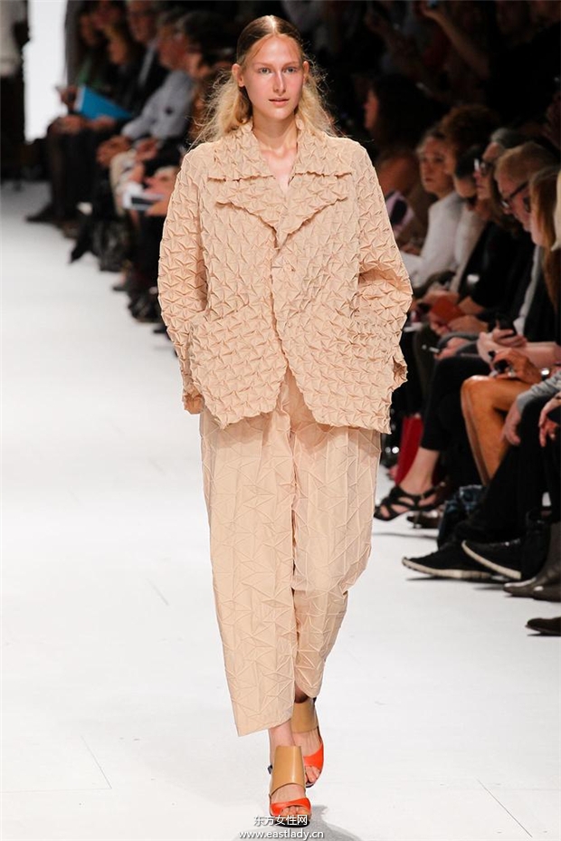 Issey Miyake 2015春夏女裝流行發(fā)布