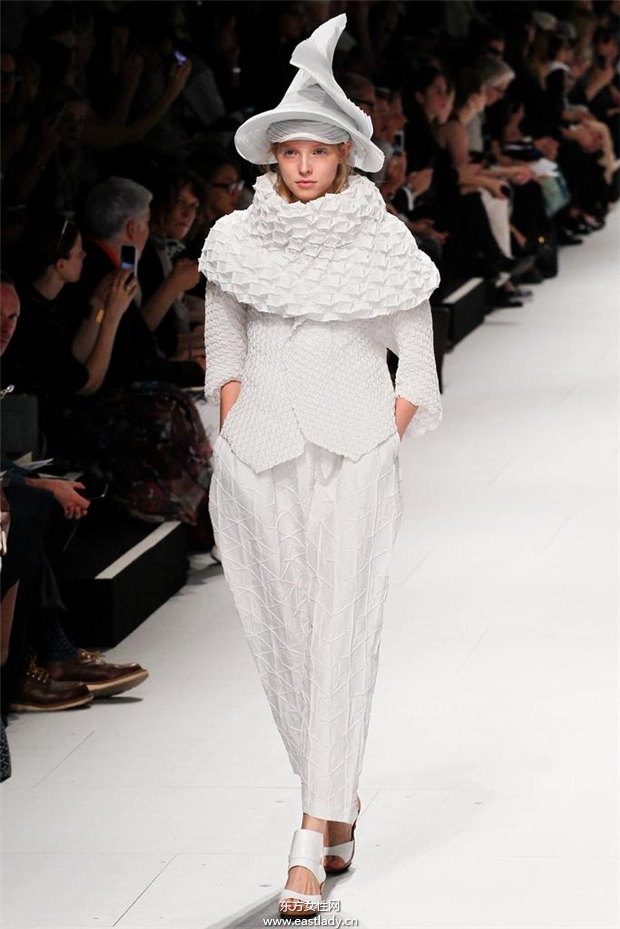 Issey Miyake 2015春夏女裝流行發(fā)布