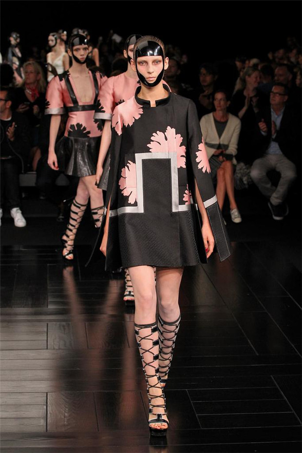 Alexander McQueen 2015春夏女裝流行發(fā)布