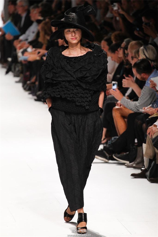 Issey Miyake 2015春夏女裝流行發(fā)布