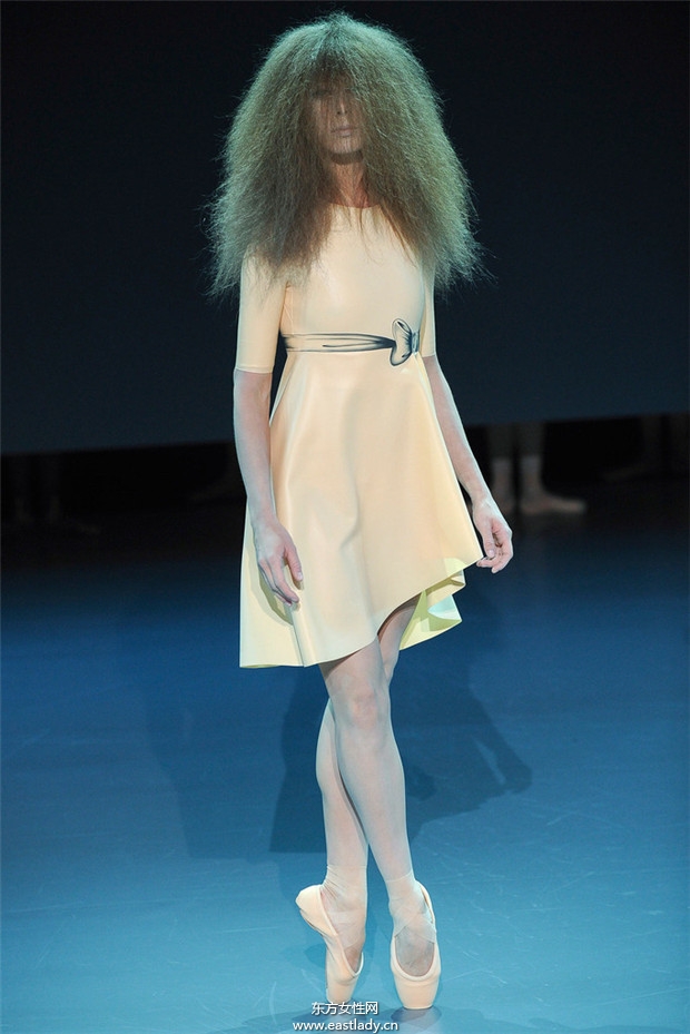 Viktor & Rolf 2014巴黎春夏高級(jí)定制時(shí)裝秀