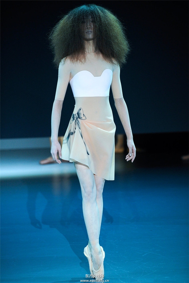 Viktor & Rolf 2014巴黎春夏高級(jí)定制時(shí)裝秀