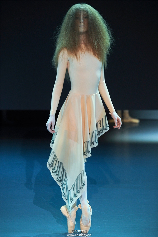 Viktor & Rolf 2014巴黎春夏高級(jí)定制時(shí)裝秀