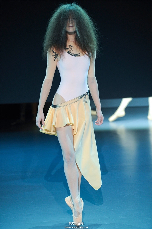 Viktor & Rolf 2014巴黎春夏高級(jí)定制時(shí)裝秀