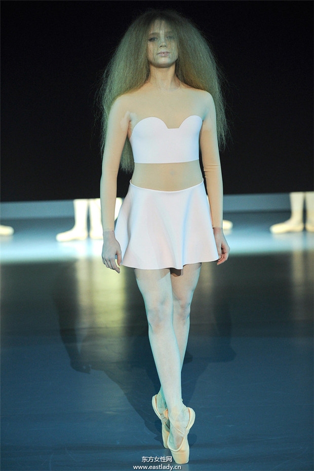 Viktor & Rolf 2014巴黎春夏高級(jí)定制時(shí)裝秀