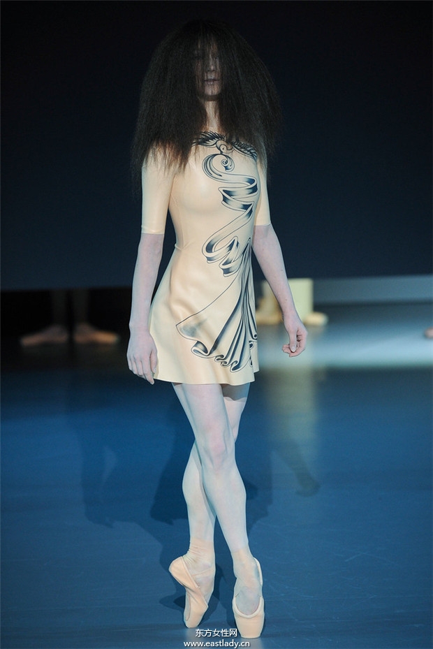 Viktor & Rolf 2014巴黎春夏高級(jí)定制時(shí)裝秀