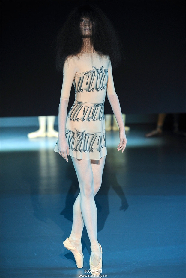 Viktor & Rolf 2014巴黎春夏高級(jí)定制時(shí)裝秀