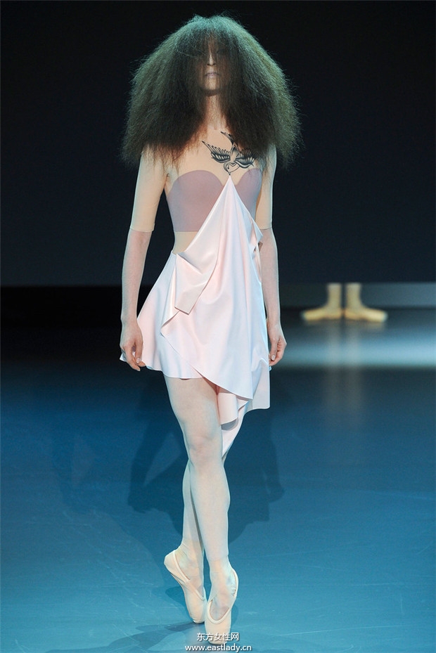 Viktor & Rolf 2014巴黎春夏高級(jí)定制時(shí)裝秀