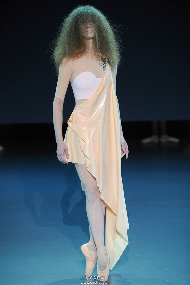 Viktor & Rolf 2014巴黎春夏高級(jí)定制時(shí)裝秀