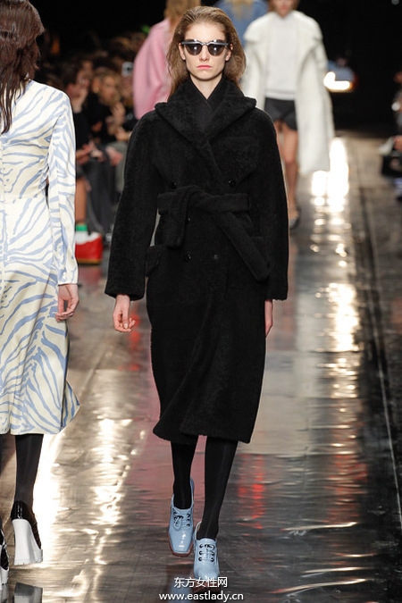 Carven2013秋冬女裝刮起夸張可愛風(fēng)