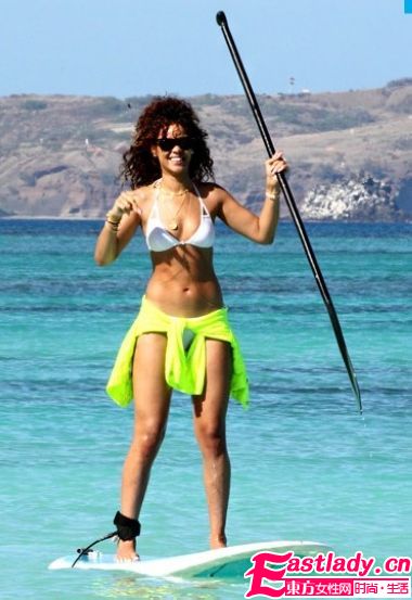 Rihanna2012新款比基尼上市 性感迷人