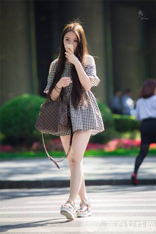 上海街頭美女街拍狂凹造型 大秀傲人身材