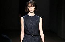 t臺模特示范OL風格服裝穿搭術(shù) 教你輕松打造職場時尚達人