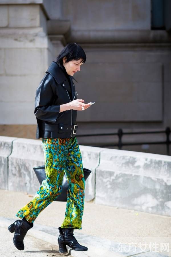 街拍達(dá)人示范黑色皮衣穿搭秀 今年這么穿才夠范兒