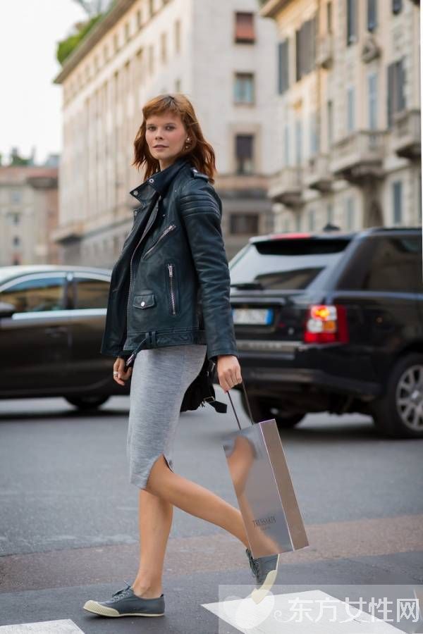街拍達(dá)人示范黑色皮衣穿搭秀 今年這么穿才夠范兒