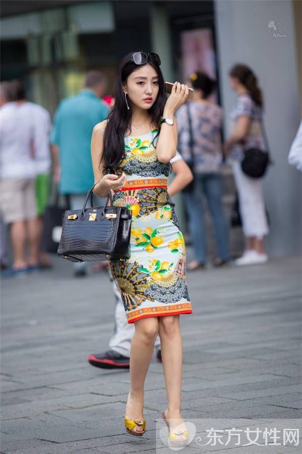 上海街頭美女街拍狂凹造型 大秀傲人身材