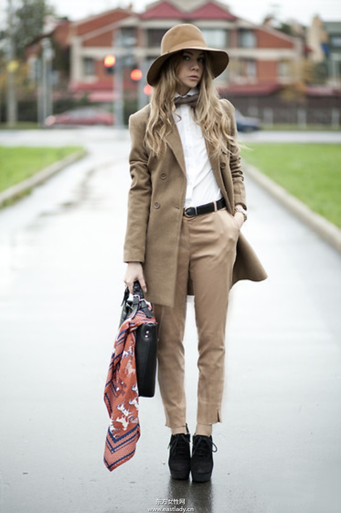 卡其色褲子配什么顏色上衣 輕松穿出你的不同