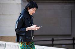 街拍達人示范黑色皮衣穿搭秀 今年這么穿才夠范兒