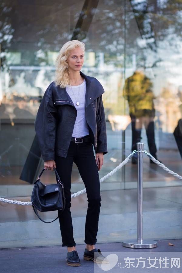 街拍達(dá)人示范黑色皮衣穿搭秀 今年這么穿才夠范兒