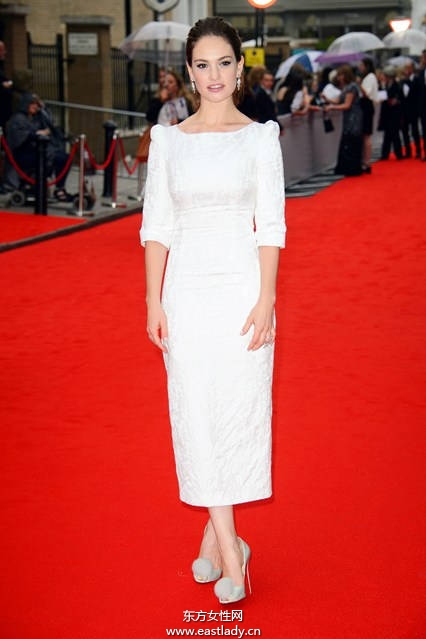 不是黑白色系就是碎花 本周名人穿搭回顧