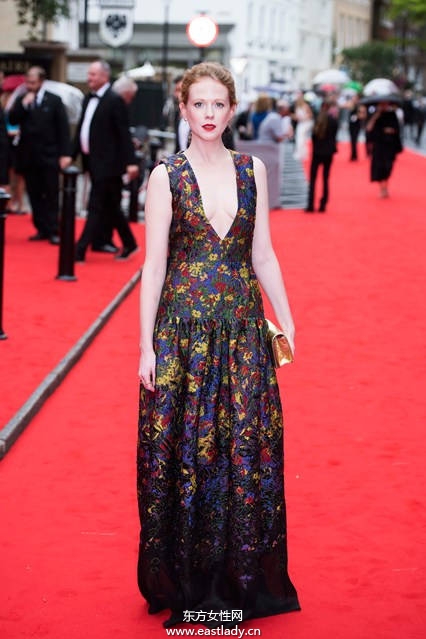 不是黑白色系就是碎花 本周名人穿搭回顧