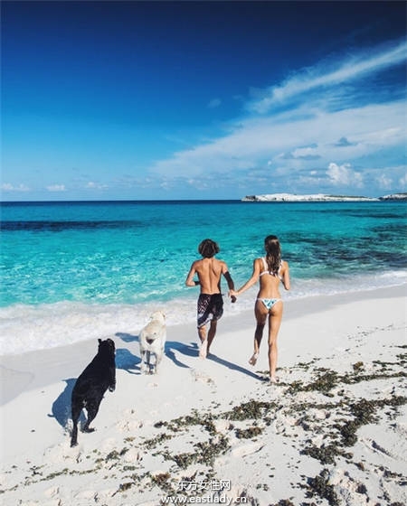 去海邊和情侶拍泳裝照 這樣拍才夠夯