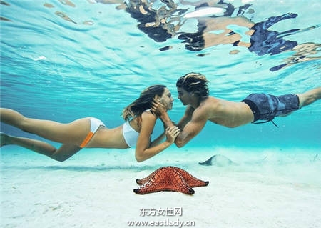 去海邊和情侶拍泳裝照 這樣拍才夠夯