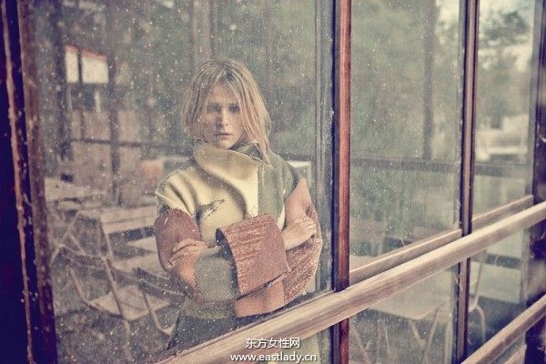 Carmen Kass登《Vogue》旅游專刊 跟大自然來次親密接觸