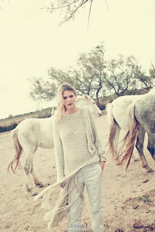 Carmen Kass登《Vogue》旅游?？?跟大自然來次親密接觸