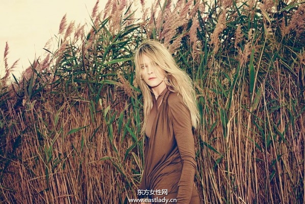 Carmen Kass登《Vogue》旅游?？?跟大自然來次親密接觸