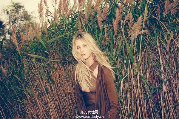 Carmen Kass登《Vogue》旅游?？?跟大自然來次親密接觸