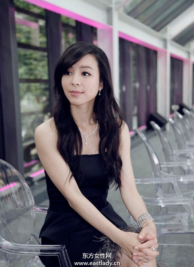 張靜初優(yōu)雅裝扮演繹性感女人