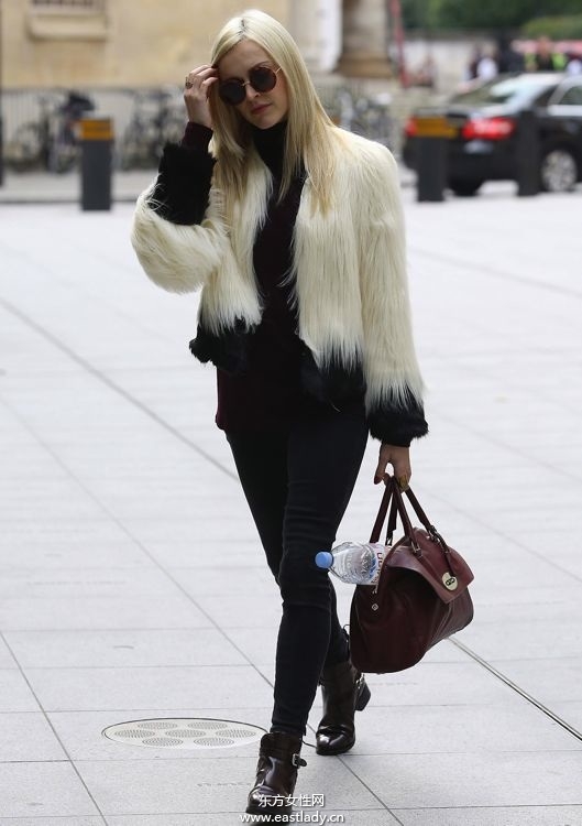 跟明星菲妮科頓學(xué)穿衣