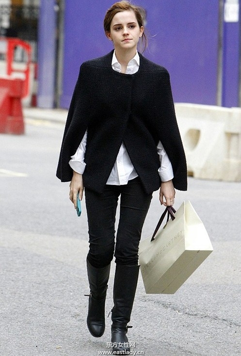 艾瑪·沃特森(Emma Watson)黑色斗篷裝現(xiàn)身倫敦街頭