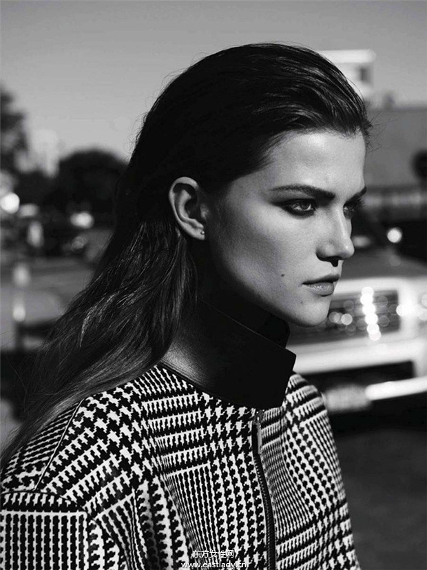 Anja Rubik & Kasia Struss 2013年8月份《Vogue》德國(guó)版