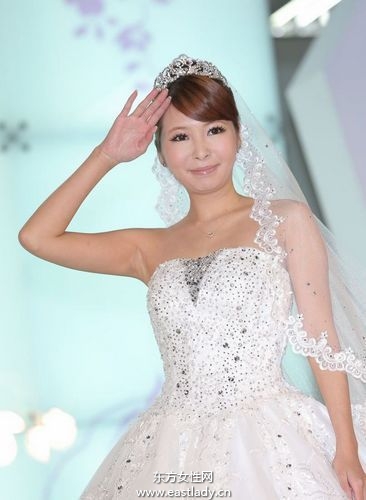 Makiyo為婚紗代言走秀大秀酥胸