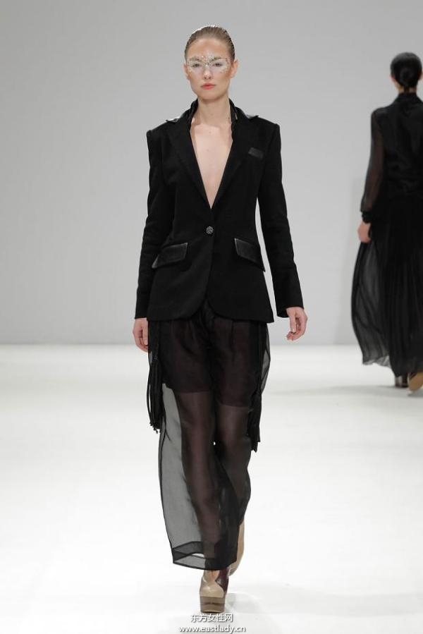 吉承倫敦時(shí)裝周2013秋冬系列 黑色元素成流行主旋律