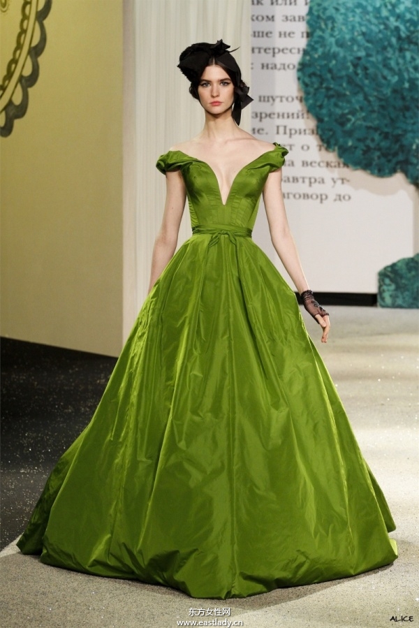 2013年巴黎春夏時裝周引領(lǐng)時尚風(fēng)向標(biāo)