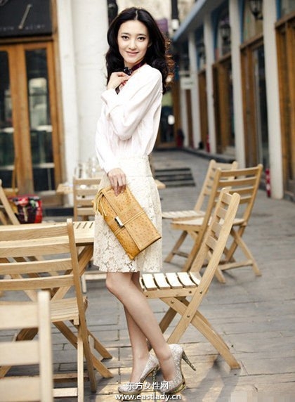 王麗坤性感服飾街拍秀 演繹別樣風情