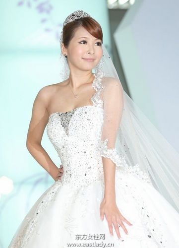 Makiyo為婚紗代言走秀大秀酥胸