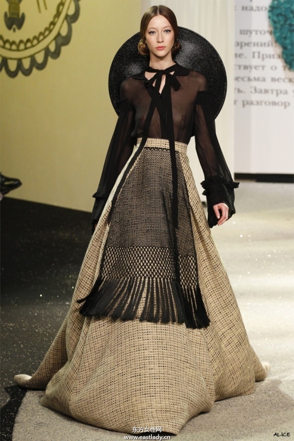 2013年巴黎春夏時裝周引領(lǐng)時尚風(fēng)向標(biāo)