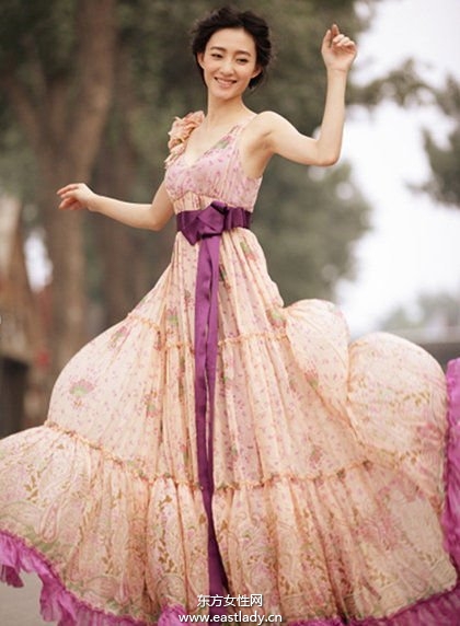 王麗坤性感服飾街拍秀 演繹別樣風情