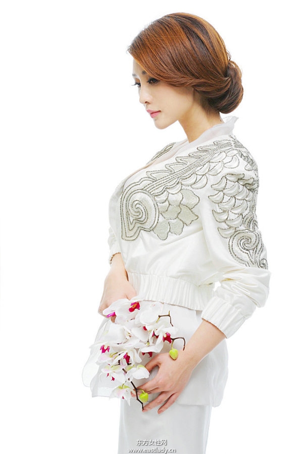 柳巖收胸扮女神舉手投足間透露濃郁女人味