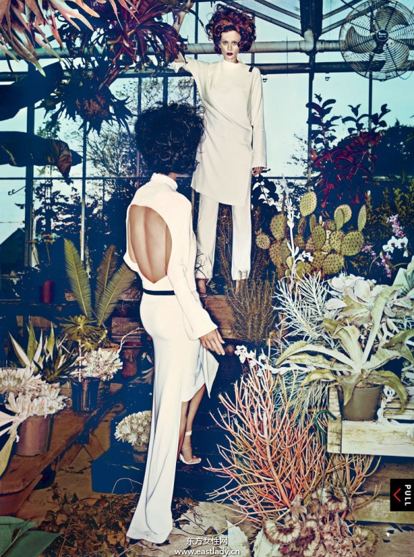 頂級(jí)模特Carolyn Murphy與Karen Elson演繹時(shí)尚大片 復(fù)古元素齊上陣展現(xiàn)詭異性感風(fēng)