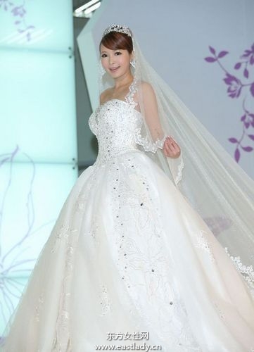 Makiyo為婚紗代言走秀大秀酥胸